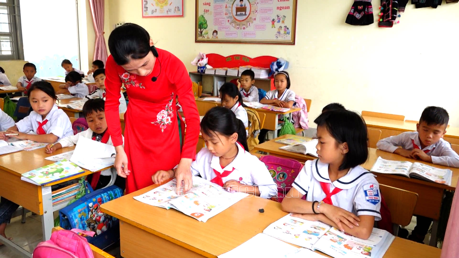 Giáo viên Trường Tiểu học số 2, thị trấn Tân Uyên, huyện Tân Uyên hướng dẫn học sinh học môn tiếng Anh.